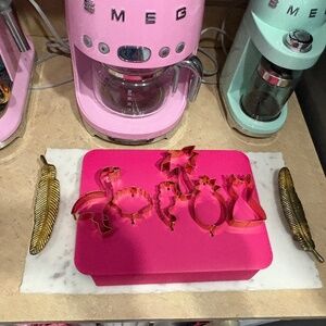 🌸Lilly Pulitzer Aprons and cookie cutters🍪 🧑‍🍳 🌸